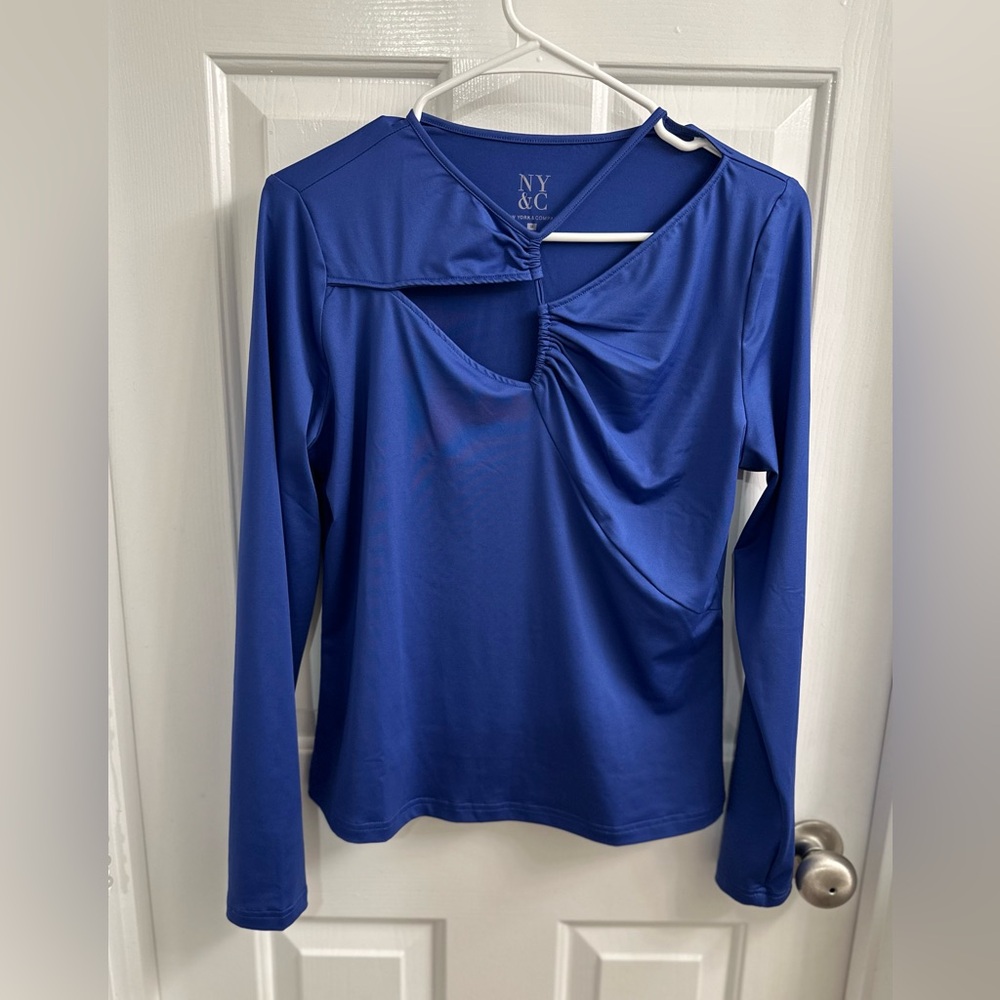 Front detail long sleeve top.